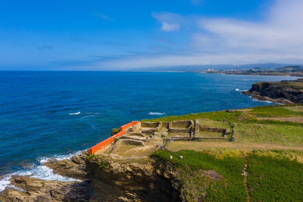 pasaije de unas ruinas en un campo junto a la playa
